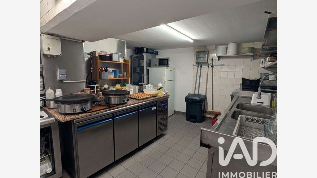 Vente crêperie dans rue piétonne du Vieux Mans