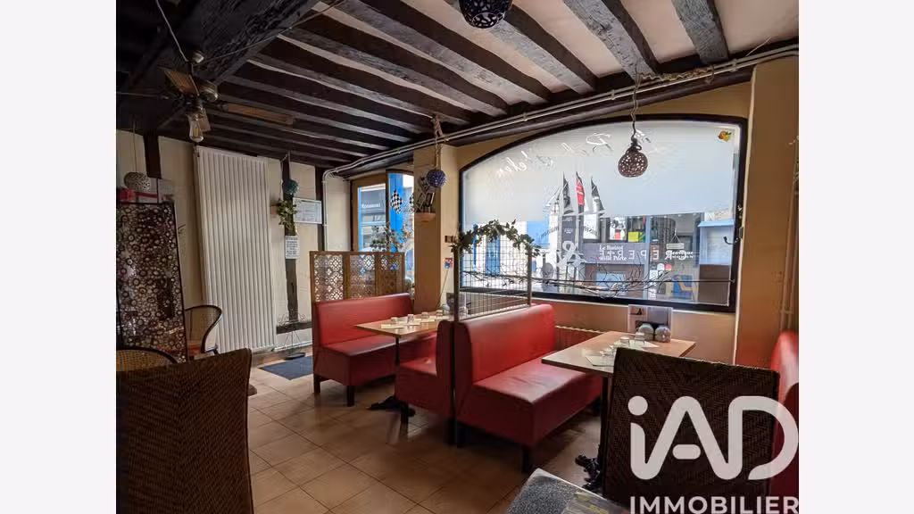 Vente crêperie dans rue piétonne du Vieux Mans