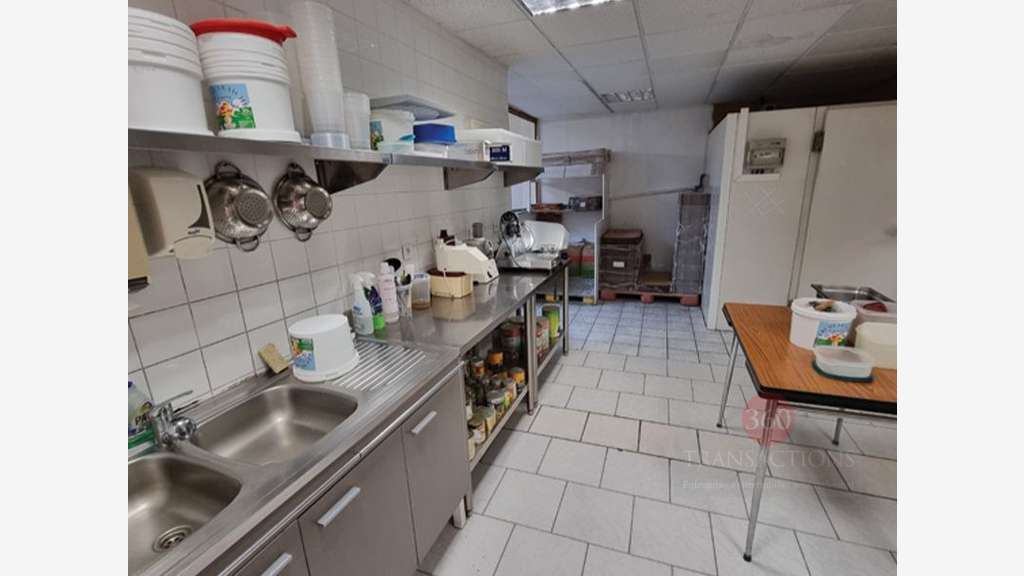 A vendre pizzeria à emporter sur empl n°1 à Bias