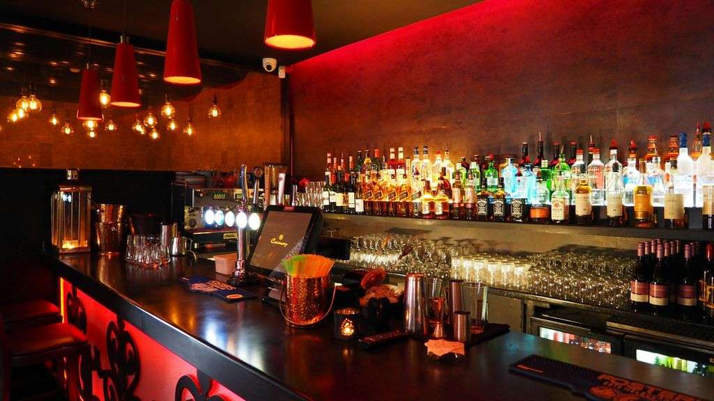 Vente discothèque bar restaurant dans rue festive