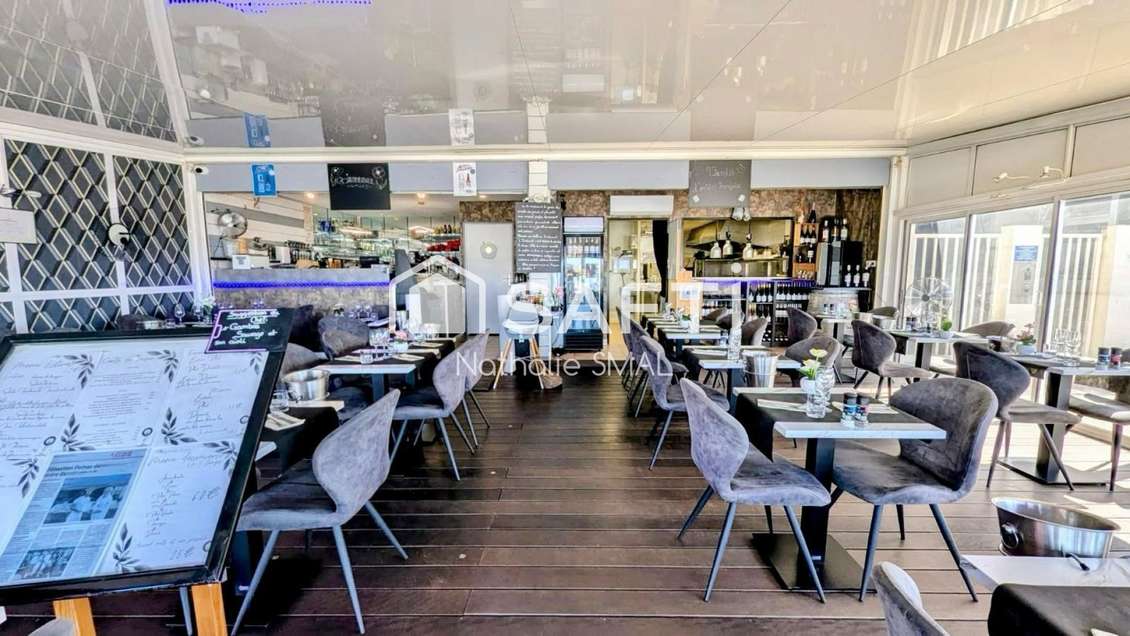 Cède restaurant reconnu Cap d'Agde face port prisé