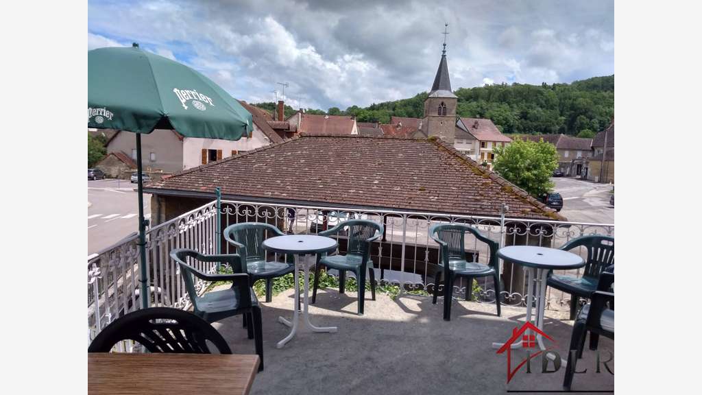 AV restaurant avec dépendances sur Lons-le-Saunier