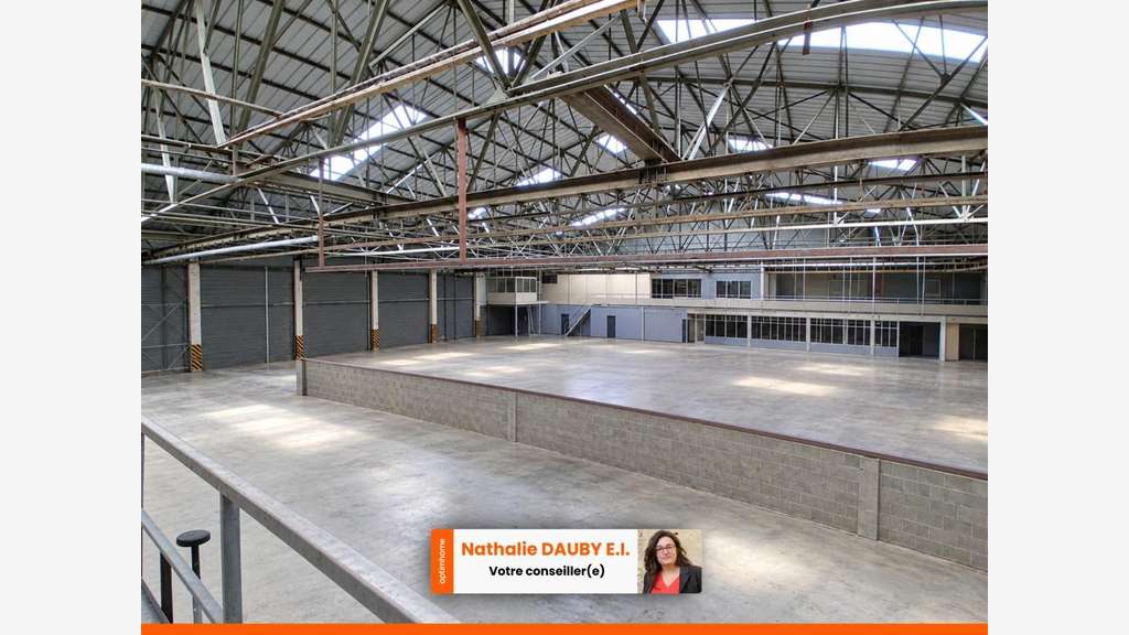 Entrepot de plus de 1500m², avec panneaux 