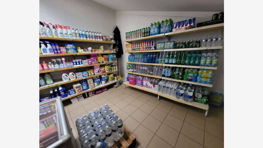 Av multiservice de village rentable en vignoble 49