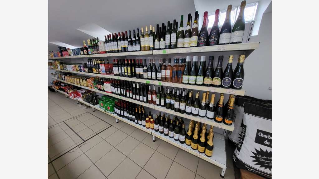 Av multiservice de village rentable en vignoble 49
