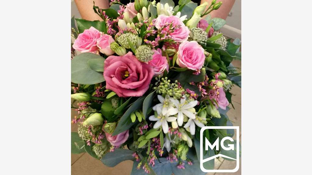 Vente magasin de fleurs rue commerçante en Savoie