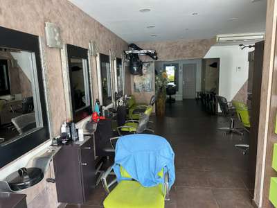 Beau salon de coiffure (10 postes) bien équipé.
