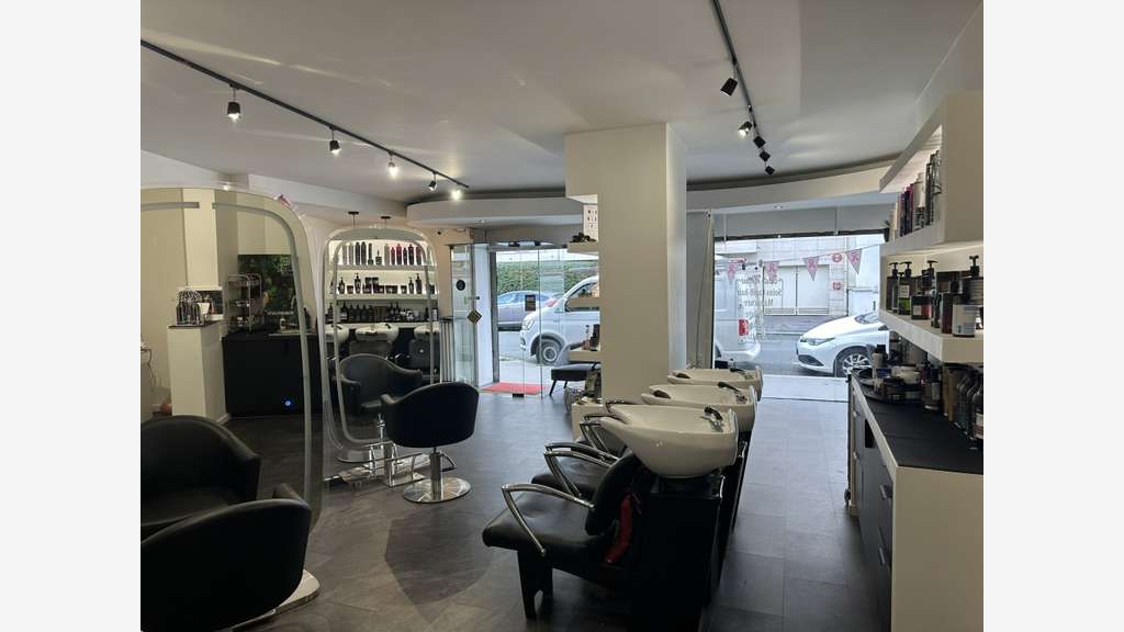 A céder salon de coiffure avec appartement à Paris