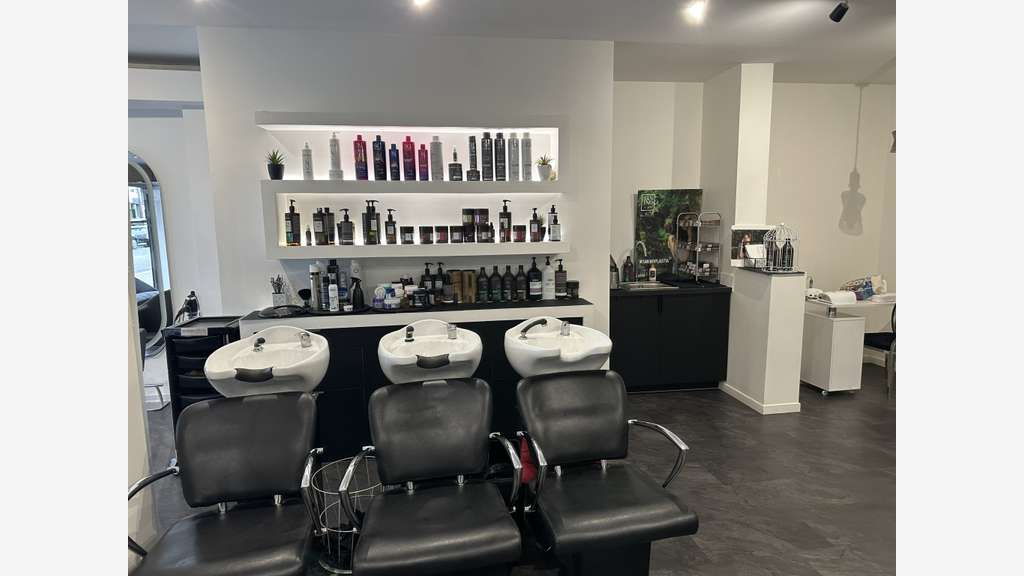 A céder salon de coiffure avec appartement à Paris