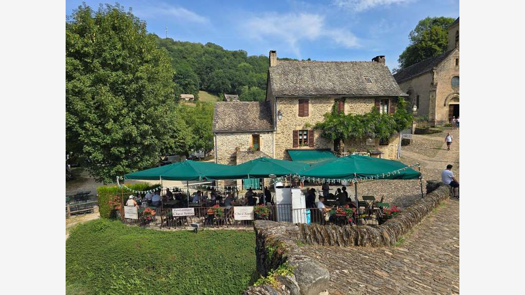 Vente restaurant et épicerie 80 places à Belcastel