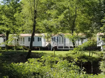AV Beau camping au bord d'une rivière en Occitanie