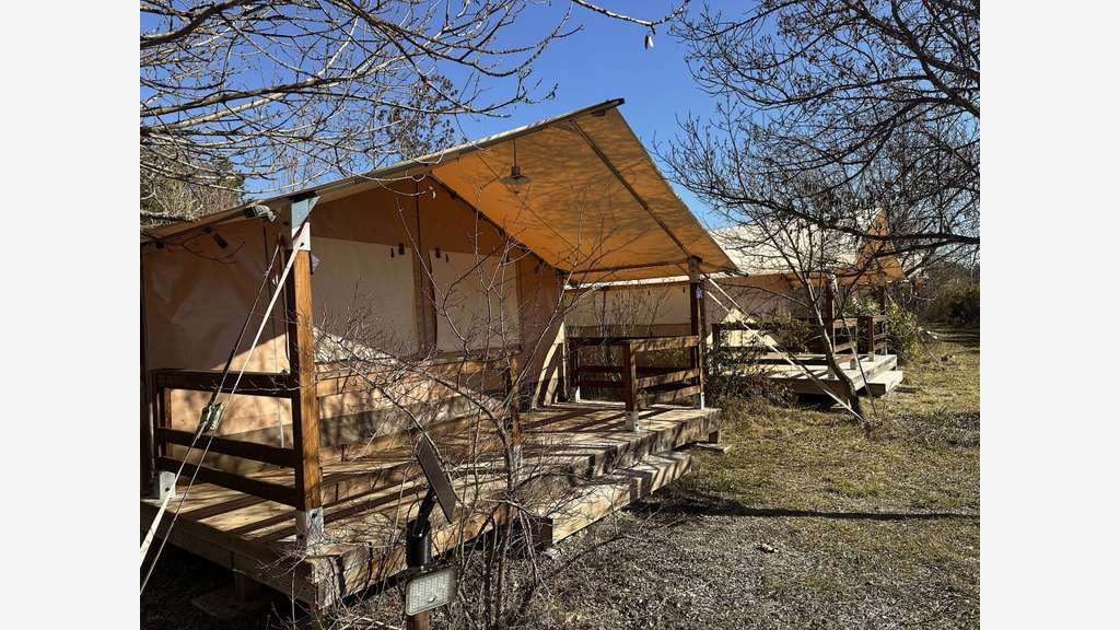 À VENDRE - CAMPING 4**** TERRAIN 7HA, 100 