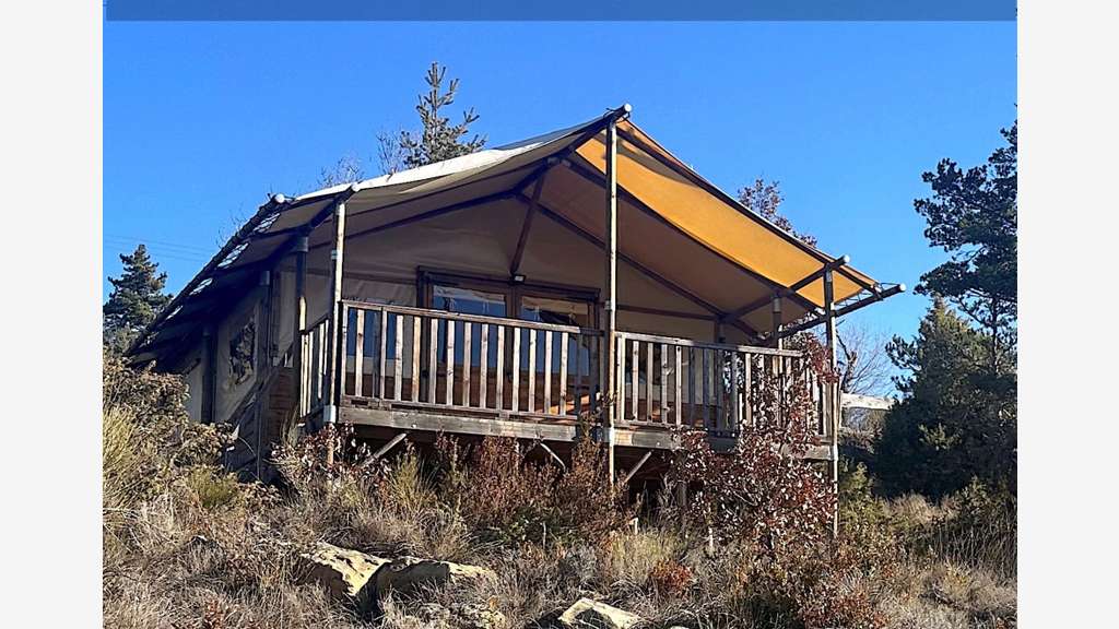 À VENDRE - CAMPING 4**** TERRAIN 7HA, 100 