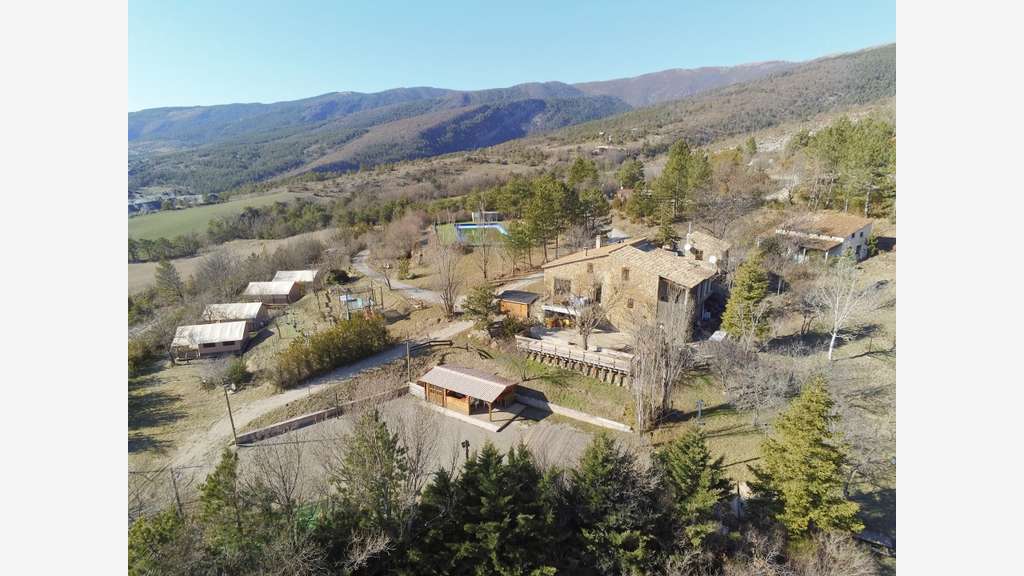 À VENDRE - CAMPING 4**** TERRAIN 7HA, 100 