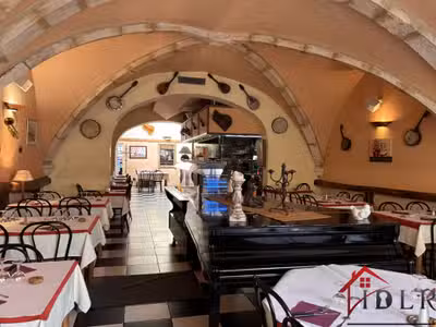 Cède restaurant 202m²+ terrasse 88 cvts à Chaumont