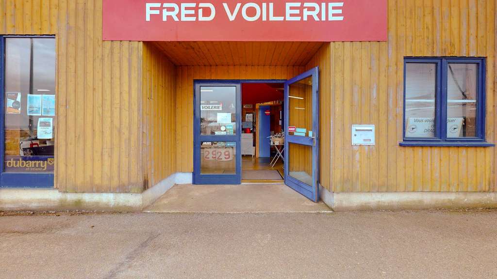 Vente FDC Voilerie et accastillage à Tréboul port