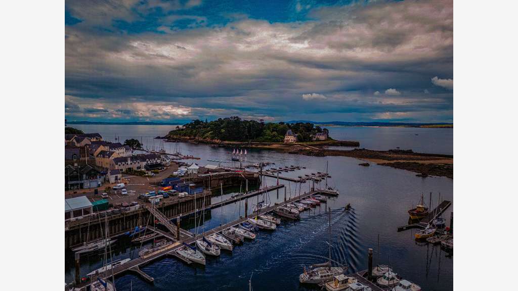 Vente FDC Voilerie et accastillage à Tréboul port