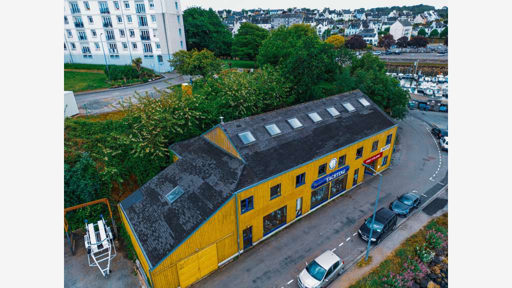 Vente FDC Voilerie et accastillage à Tréboul port