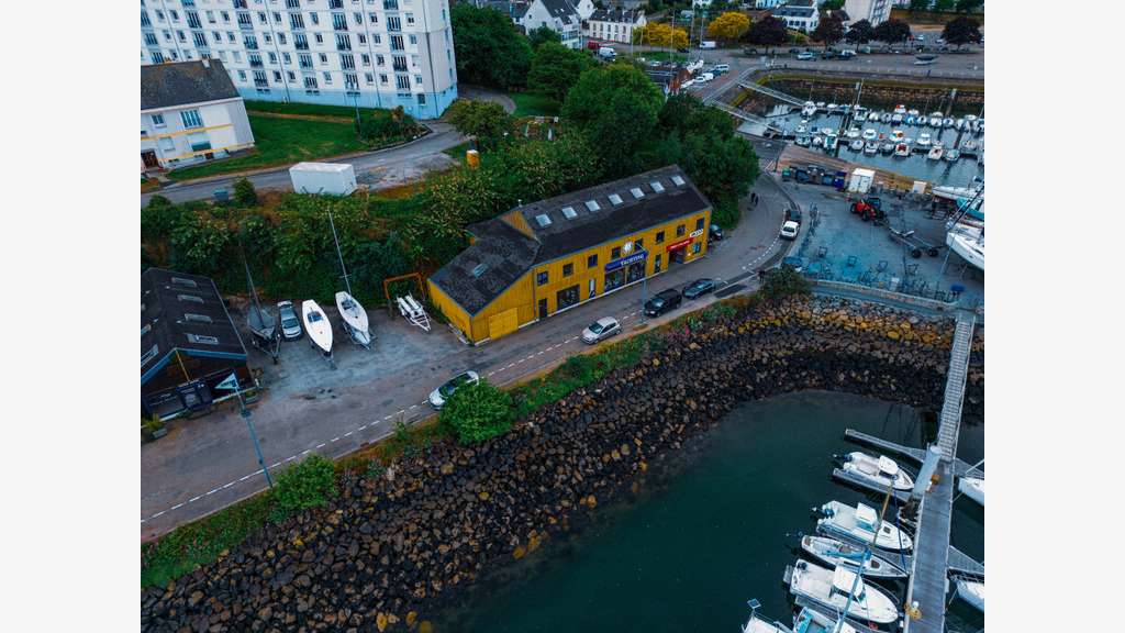 Vente FDC Voilerie et accastillage à Tréboul port