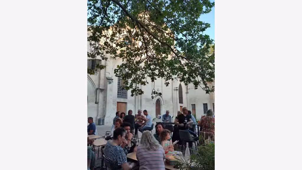 AV bar à vin caviste brasserie Avignon Intra-Muros