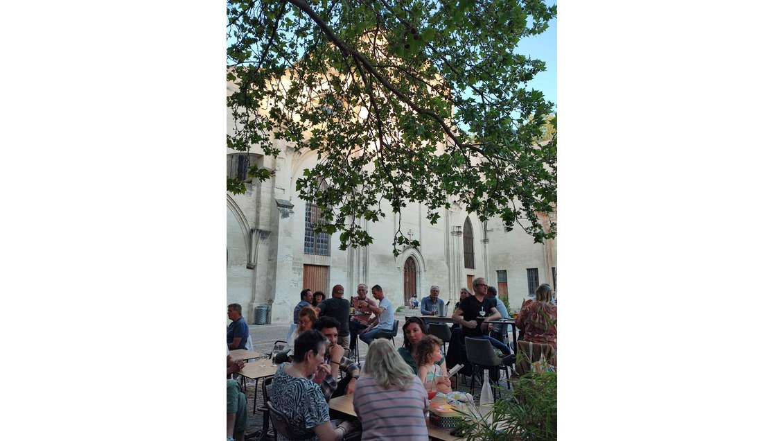 AV bar à vin caviste brasserie Avignon Intra-Muros
