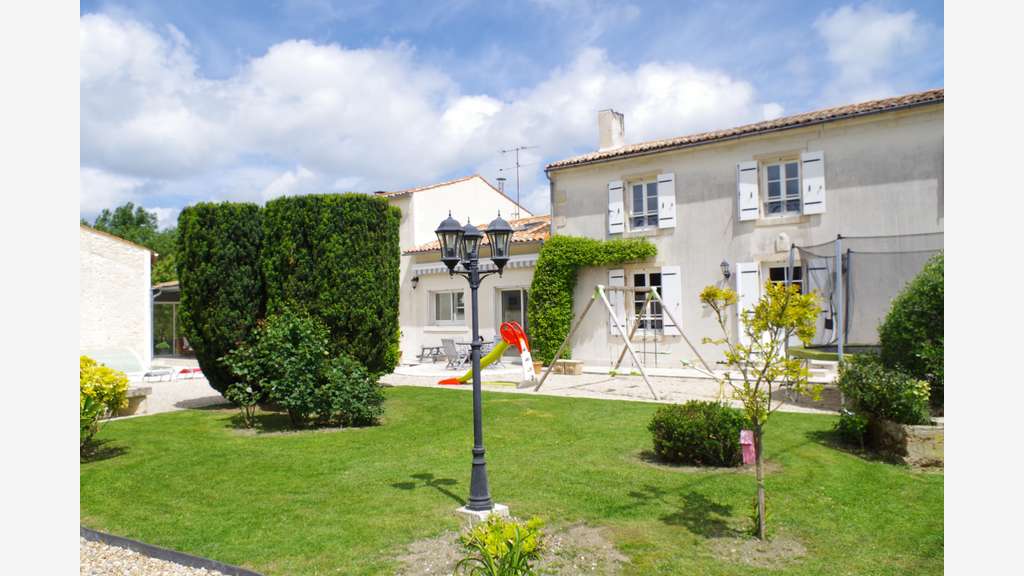 PROPRIÉTÉ TOURISTIQUE – MARAIS POITEVIN – 490 K€