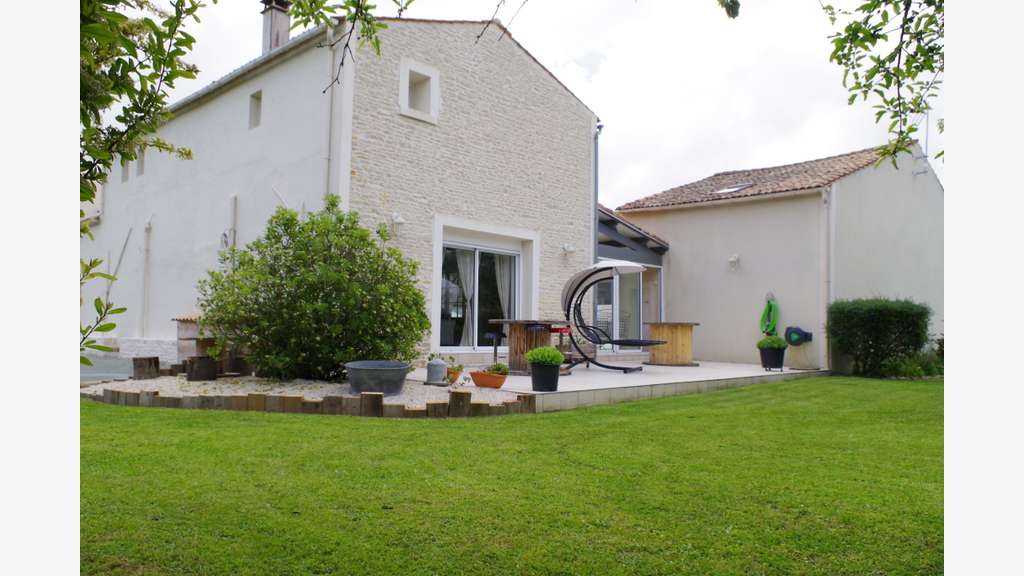 PROPRIÉTÉ TOURISTIQUE – MARAIS POITEVIN – 490 K€