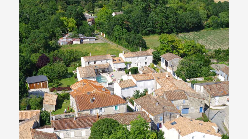 PROPRIÉTÉ TOURISTIQUE – MARAIS POITEVIN – 490 K€