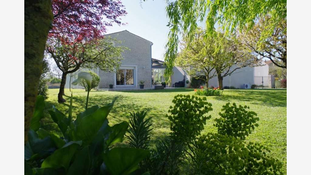 PROPRIÉTÉ TOURISTIQUE – MARAIS POITEVIN – 490 K€