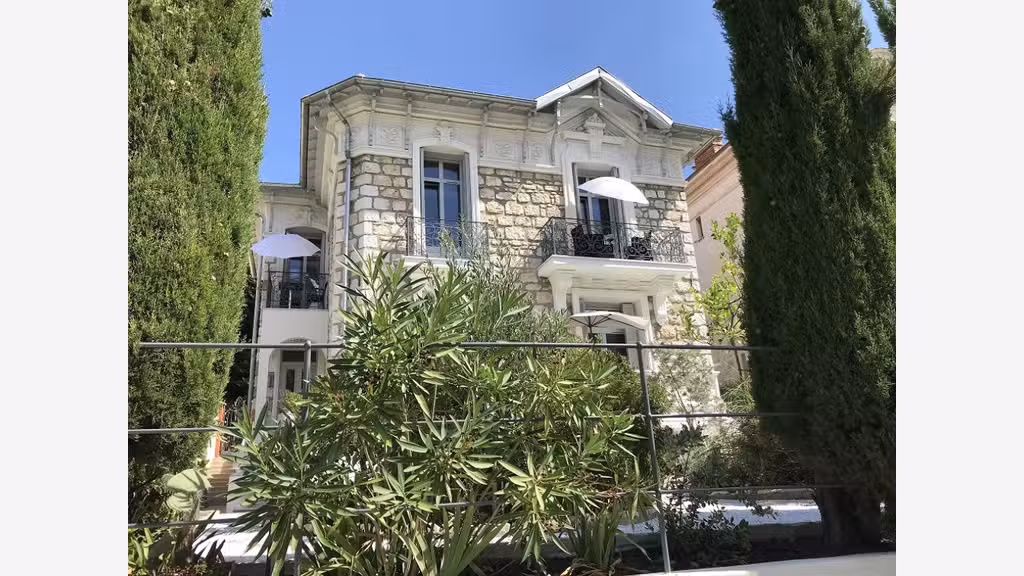 Villa divisée en 8 appartements meublés tourisme