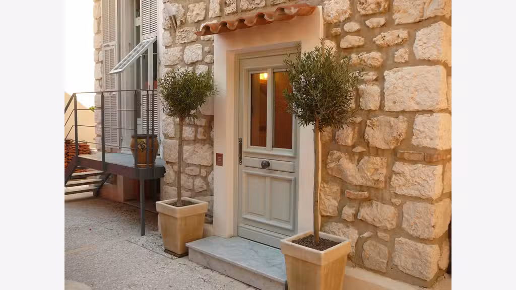 Villa divisée en 8 appartements meublés tourisme