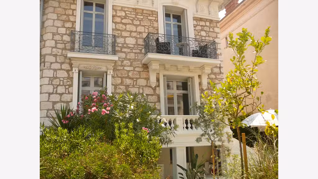 Villa divisée en 8 appartements meublés tourisme