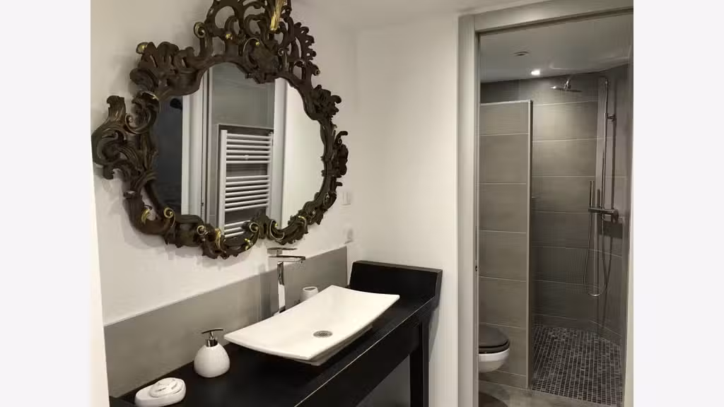 Villa divisée en 8 appartements meublés tourisme
