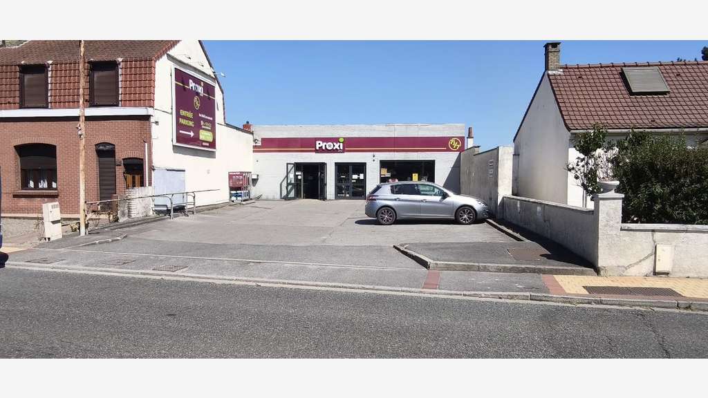 AV supérette avec parking route très passante
