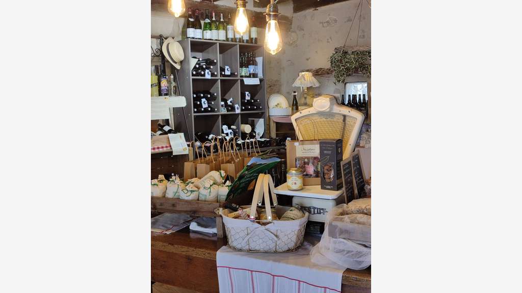 A vendre jolie épicerie fine dans village classé