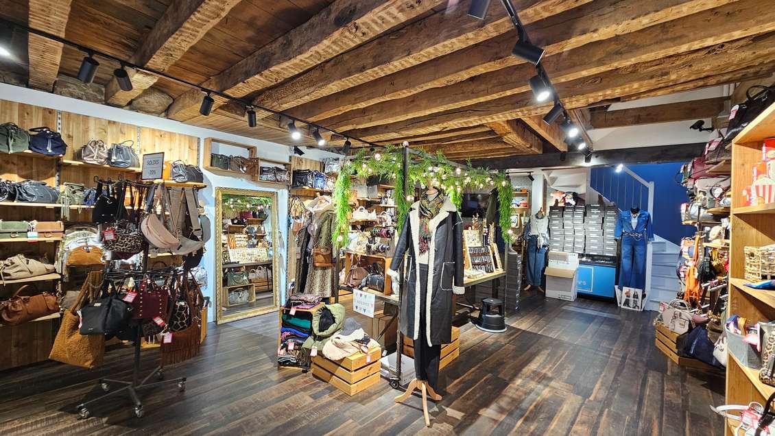 AV concept-store prêt à porter bijoux chaussure 35