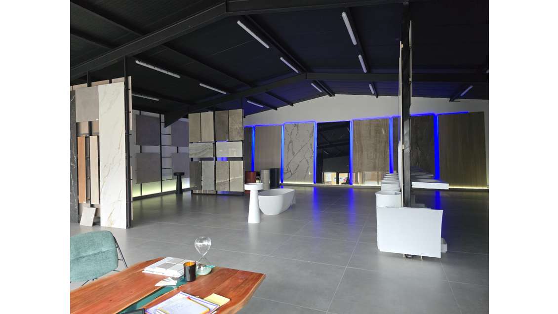 URGENT AV showroom carrelage  240m² à Oyonnax