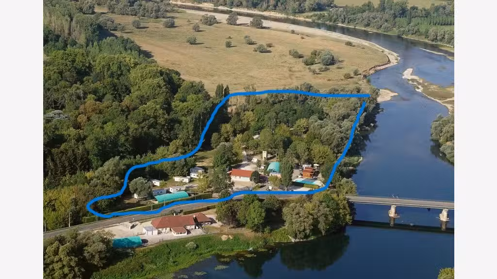 Camping*** JOYAU au bords d'une rivière