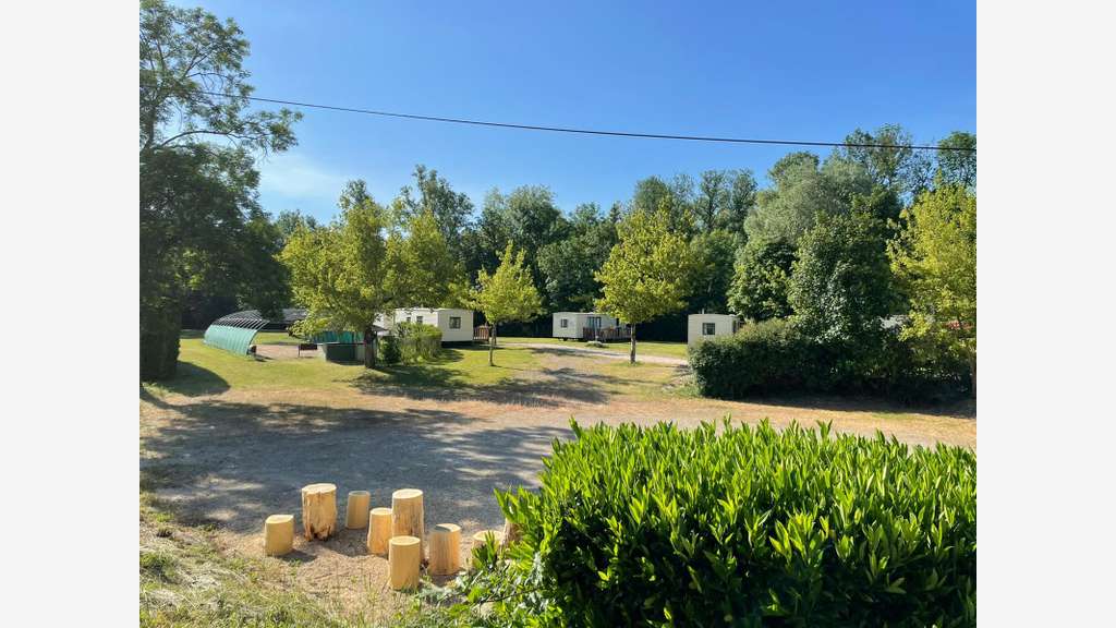 Camping*** JOYAU au bords d'une rivière