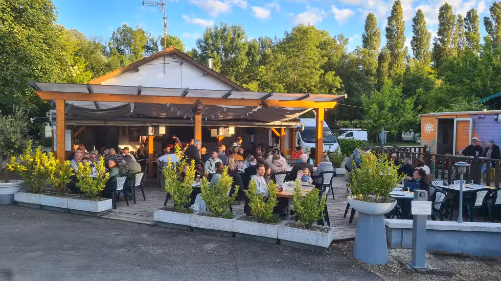 Camping*** JOYAU au bords d'une rivière