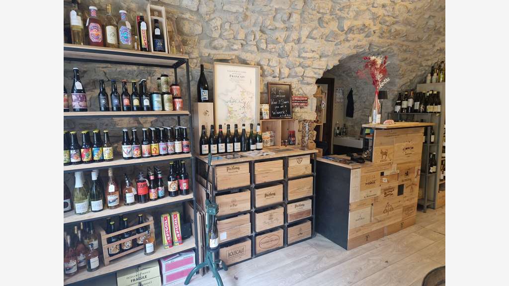 Cave en plein cœur d'un village provençal