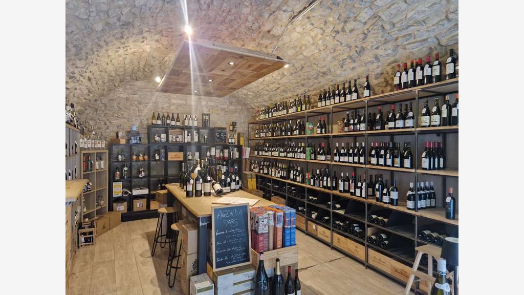 Cave en plein cœur d'un village provençal