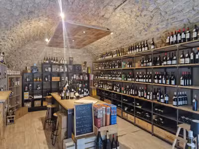 Cave en plein cœur d'un village provençal