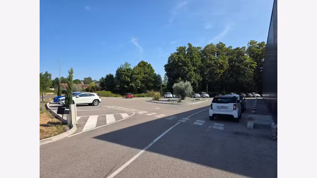 À vendre FDC dépôt-vente 600m² en ZAC à Dole