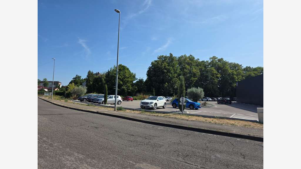 À vendre FDC dépôt-vente 600m² en ZAC à Dole
