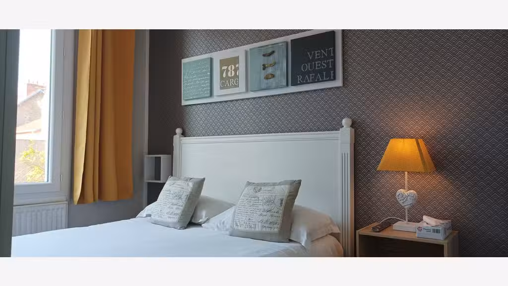 A VENDRE HOTEL BUREAU** DE CHARME, BORD DE MER
