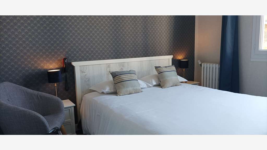 A VENDRE HOTEL BUREAU** DE CHARME, BORD DE MER