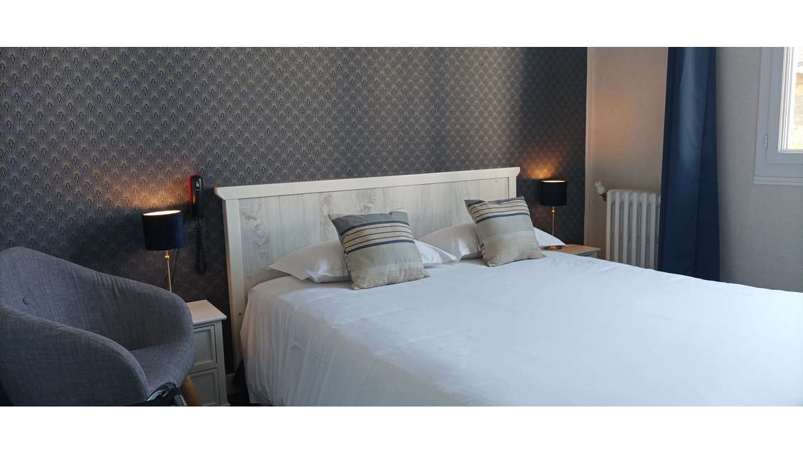 A VENDRE HOTEL BUREAU** DE CHARME, BORD DE MER