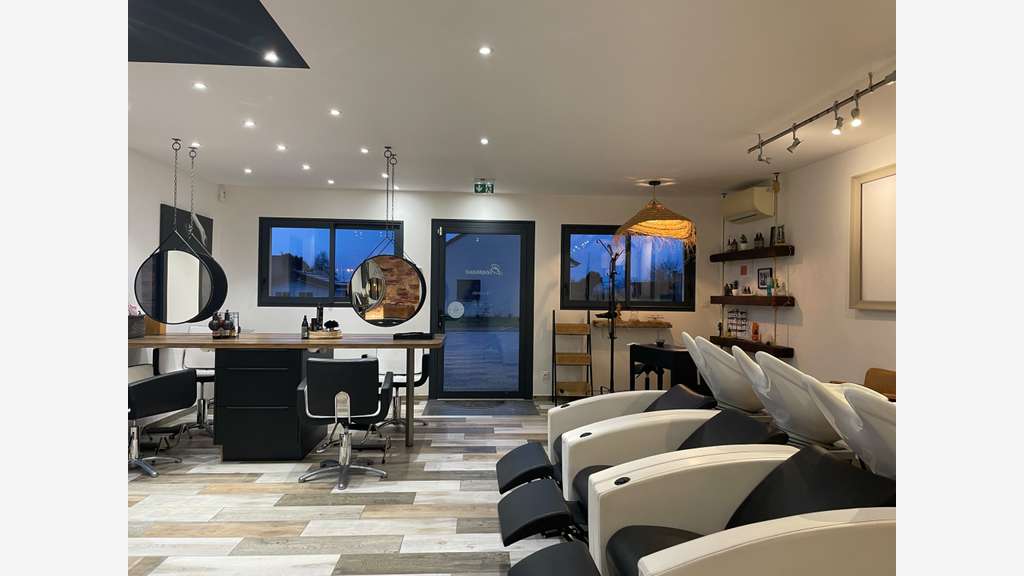 Vente salon de coiffure dans village dynamique 71