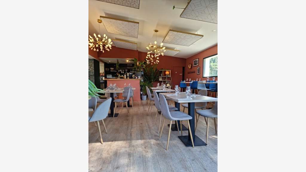 AV restaurant, terrasse et parking aux Angles